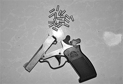 警方從搶劫嫌疑人處起獲的贓款和發(fā)令槍、子彈。警方供圖