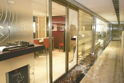 香港一商場價(jià)值千萬名表3分鐘內(nèi)被盜走(圖) 香港一商場價(jià)值千萬名表3分鐘內(nèi)被盜走(圖)