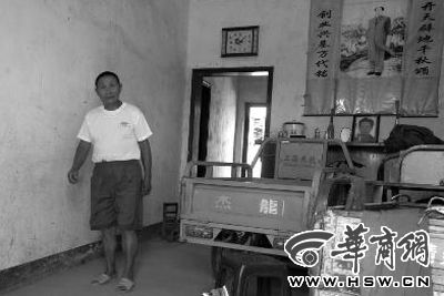 8月16日，在家中接受監(jiān)外執(zhí)行4年刑期的汪衛(wèi)國(guó)（化名）剛剛送走家訪的法官。