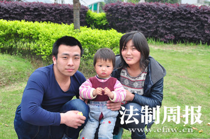 重獲自由后，張艷勝一家三口在一起