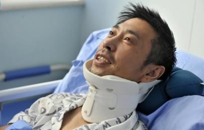 8月25日，交警周寶來躺在病床上。