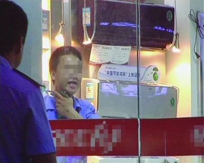 打劫男把玻璃片抵在脖子上，與民警對(duì)峙