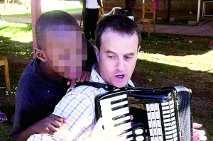 西蒙·伍德在教孩子唱歌，歡樂的歌聲掩蓋不住邪惡的目的。