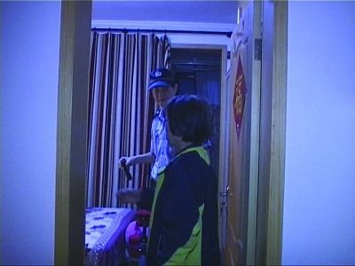 民警幫老人檢查沒發(fā)現(xiàn)有炸彈。