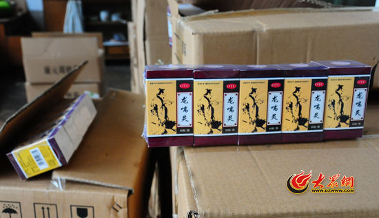 圖為民警現(xiàn)場(chǎng)被查獲的部分假藥。