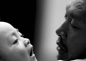 小憲揚看著爺爺，眼角流下了淚水