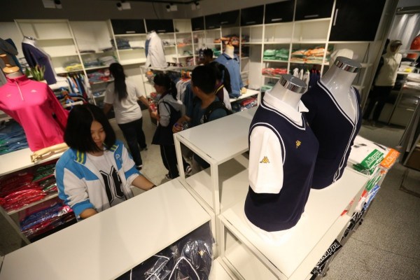 　9月12日，北京，十一學(xué)校在推出三大類、超過40款“最潮”校服，吸引學(xué)生搶購。