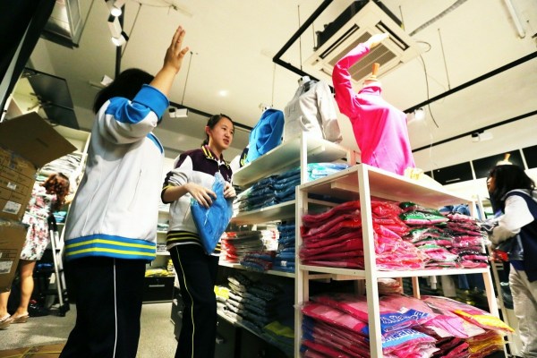 　9月12日，北京，十一學(xué)校在推出三大類、超過40款“最潮”校服，吸引學(xué)生搶購。