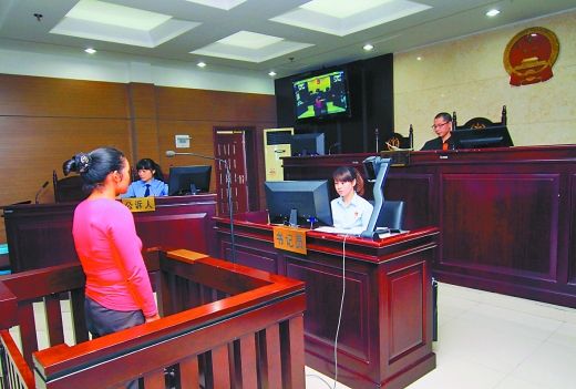    9月29日，萬州區(qū)人民法院，被告王桂娟（化名）在庭審現(xiàn)場(chǎng)。 重慶晨報(bào)記者 胡杰 實(shí)習(xí)生 黃敬坤 攝