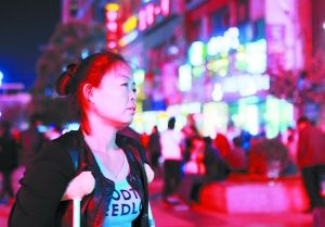 走在燈火闌珊的蘭州街頭，史女士迷茫無助。