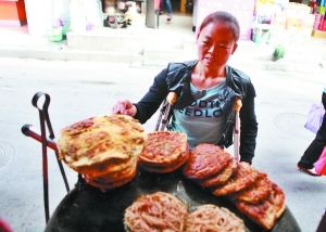 手頭拮據(jù)，每天只能吃一頓飯。