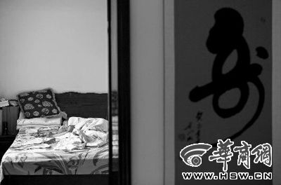 昨日，徐萬發(fā)躺在自家床上，鼻子插著氧氣管 記者張杰攝