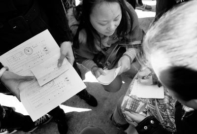 喜隆多商場(chǎng)接待處外面，受損商戶正拿手機(jī)計(jì)算自己能退多少錢