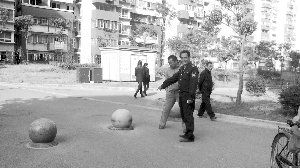 就為了搬這個石墩，男子打傷了兩個保安