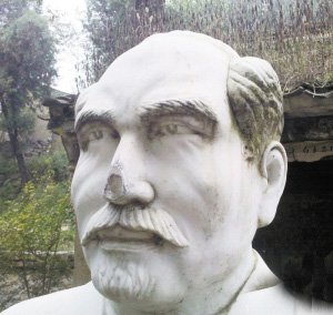 小廟前成了“塌塌鼻”的白求恩雕像。