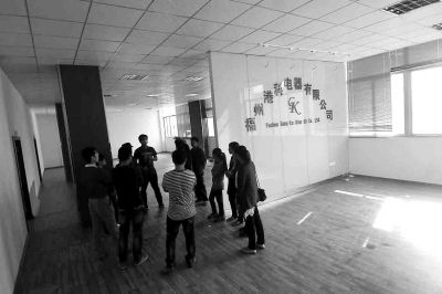 曾經(jīng)看似正規(guī)且豪華的公司，如今空空如也，只剩進門處的公司名稱還赫然在目