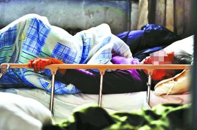 偏癱的于奶奶（化名）住在急診觀(guān)察室里等待著自己的兒子攝影/本報(bào)記者袁藝