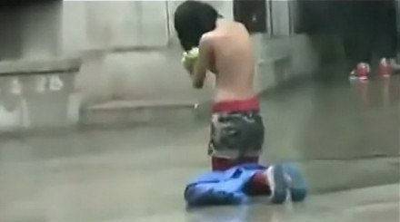 女孩為討15元錢(qián)雨中裸胸下跪無(wú)人理睬(圖)