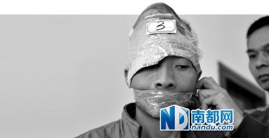 為了防止犯罪嫌疑人串供，民警用膠帶將犯罪嫌疑人的嘴封住。