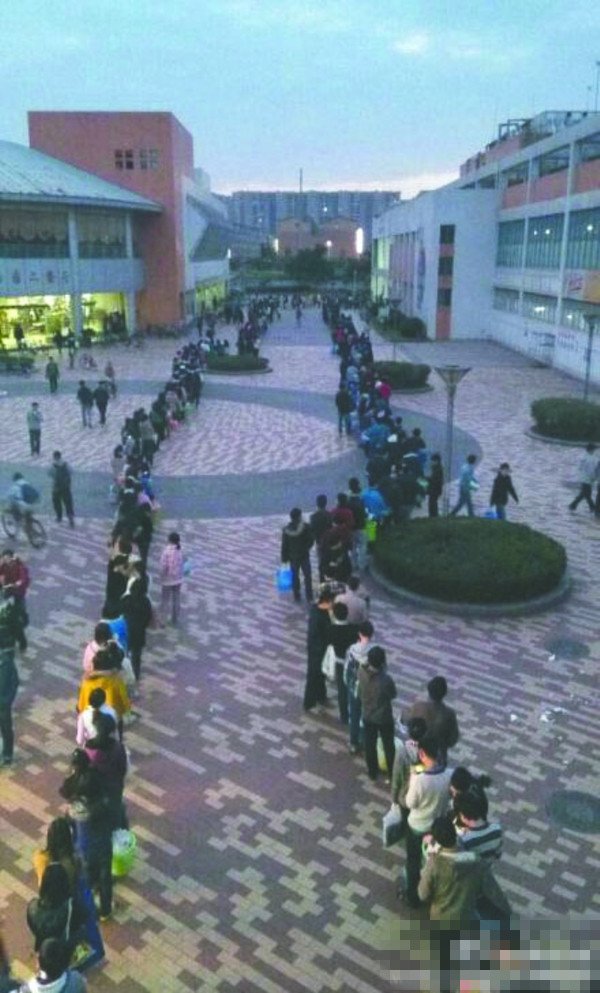 24日傍晚，川大江安校區(qū)浴室前排隊(duì)“盛況”