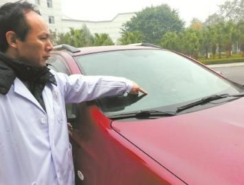 唐中山的車(chē)玻璃被醉酒男子砸壞。