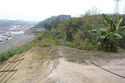 劉某被拋下地方6米處，是一處10多米深的懸崖。