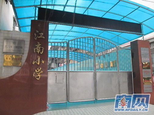 涉事學(xué)校請了心理專家對師生進行輔導(dǎo)，保持學(xué)校正常教學(xué)秩序