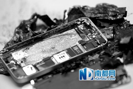 于先生的新iPhone5S手機(jī)直接“爆”廢。 南都記者劉有志攝
