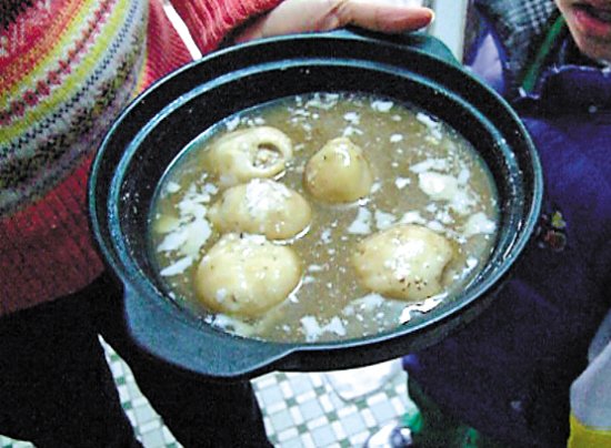 由于放置時間過久，鍋里的湯圓已經(jīng)非常大，湯圓皮上浮現(xiàn)很多白色物質(zhì)。