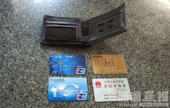 12月24日，長(zhǎng)沙雨花區(qū)美聯(lián)天驕城，當(dāng)事人范先生展示小偷寄回的錢(qián)包、身份證和銀行卡。