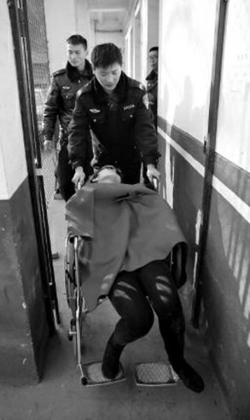 昨日，派出所民警帶女駕駛員賈某去醫(yī)院做檢查 記者 陳團(tuán)結(jié) 攝