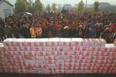 村民領(lǐng)取“年底分紅”。