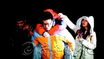 　途中女隊(duì)友小妮突發(fā)高燒，男隊(duì)員輪流背了她三個(gè)小時(shí)，直到網(wǎng)友開(kāi)車(chē)來(lái)接