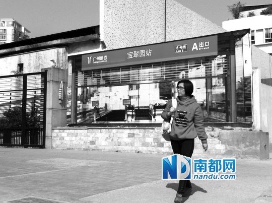 不少行人將這幅畫誤認為是真地鐵站。南都記者 單小亮 攝