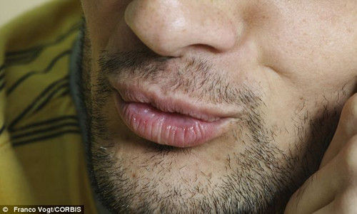 好色劫匪搶劫珠寶后親吻老板娘，留下的口水DNA成為了落網(wǎng)證據(jù)。