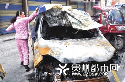 才跑8000公里的車被燒得不成樣子。