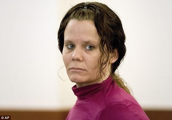 2月12日，勒死朋友并剖腹取嬰的柯里出庭受審。