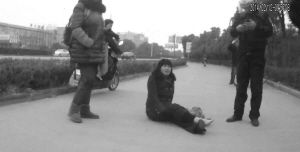 鄭大姐坐在地上，警方趕到進(jìn)行施救。（視頻截圖由警方提供）