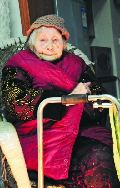 正在取暖的熊婆婆。見習(xí)記者 楊榮峰 攝 正在取暖的熊婆婆。見習(xí)記者 楊榮峰 攝