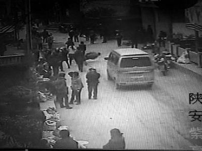 監(jiān)控錄像顯示，劉某側(cè)身行走時不慎跌倒，王某途經(jīng)此處時將其扶起（圖中畫圈處） 通訊員 何春地 攝