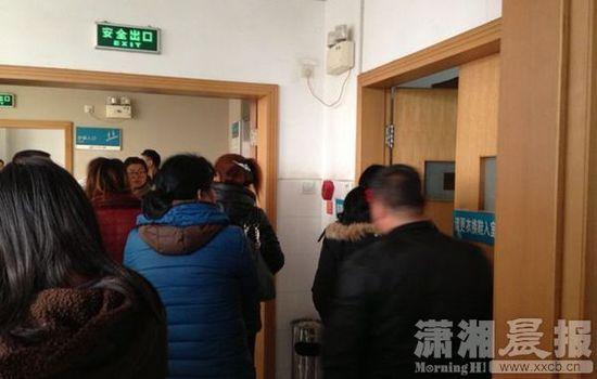 ICU搶救室前家屬。圖|瀟湘晨報記者 陳斌