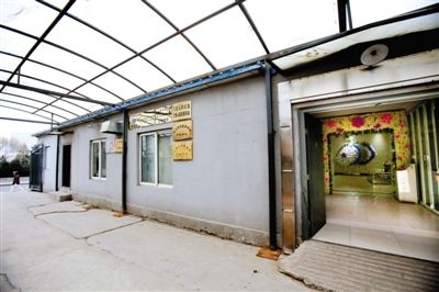 2月25日，北京石景山醫(yī)院，太平間旁的一間辦公室外掛有“八寶山殯儀館石景山醫(yī)院服務(wù)站”的牌子。本版攝影/新京報(bào)記者 王叔坤