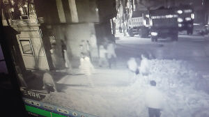 擋道3小時(shí)，司機(jī)路人“望磚興嘆”