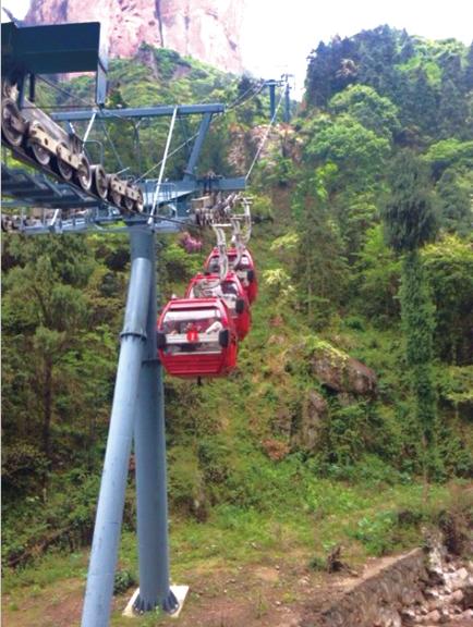 當時還有3個轎廂懸在半空中。溫先生供圖