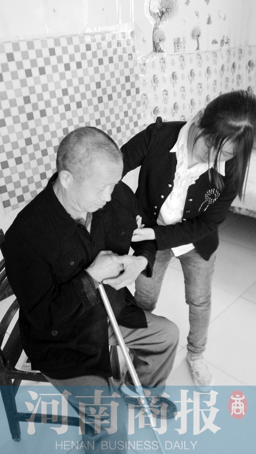 為了方便照顧爸爸，曾現(xiàn)春在學(xué)校旁邊租了一間房子