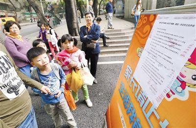 昨日，中華路小學(xué)貼出告示，提醒家長不要相信傳言。