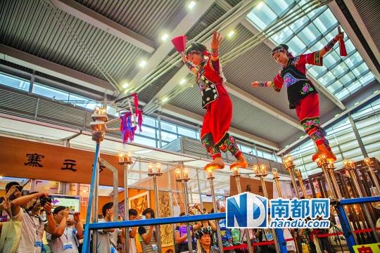 2號展館，苗族姑娘表演踩燈泡絕技《電光玫瑰》，赤腳踩上40瓦的燈泡并做出高難度動作。 南都記者 霍健斌 攝