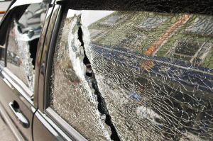 車(chē)窗玻璃被砍碎 車(chē)窗玻璃被砍碎