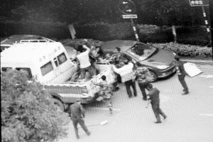 沖突現(xiàn)場(chǎng)，協(xié)管員揮拳打向女商販 視頻截圖