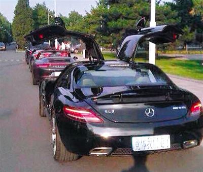 近日，一組“北體大畢業(yè)典禮豪車云集堪比車展”組圖在網(wǎng)絡(luò)爆紅。網(wǎng)絡(luò)截圖